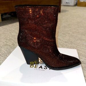 Sequenced boots from the buckle!